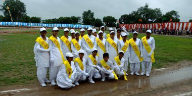 DISTRICT KATNI, INDIA - 15 Ağustos 2019: Bağımsızlık Günü programı sırasında Hindistan Shaurya Dalı Grubu ormandaki oyun sahasında toplandı.