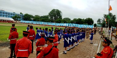 DISTRICT KATNI, INDIA - 15 Ağustos 2019: Bağımsızlık Günü programı sırasında Ormandaki oyun parkında geçit törenine katılan Hintli izci rehber öğrenciler.