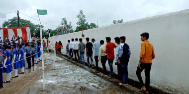 DISTRICT KATNI, INDIA - 15 Ağustos 2019: Bağımsızlık Günü ulusal programına katılmak için bir araya gelen Hint köyü çocukları.