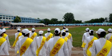 DISTRICT KATNI, INDIA - 15 Ağustos 2019: Ulusal Bağımsızlık Günü programı için şehir parkında düzenlenen geçit törenine katılan Hintli Shaurya 'lı kız öğrenci.
