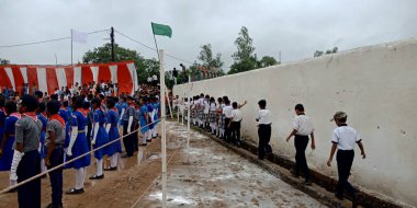 DISTRICT KATNI, Hindistan - 15 Ağustos 2019: Bağımsızlık Günü etkinlikleri için şehir oyun alanında toplanan Hintli okul öğrencileri.