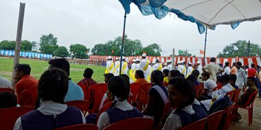 DİSTRİK KATNI, Hindistan - 15 Ağustos 2019: Bağımsızlık Günü etkinlikleri için Hintli okul çocukları şehir parkında toplanıyor.