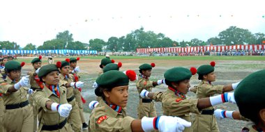 DISTRICT KATNI, INDIA - 15 Ağustos 2019: Ulusal Bağımsızlık Günü etkinlikleri için şehir çocuk parkındaki geçit törenine katılan Hindistan ulusal askeri öğrenci birliği.