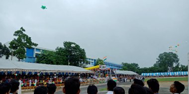 DİSTRİK KATNI, Hindistan - 15 Ağustos 2019: Bağımsızlık Günü etkinlikleri için Hintli okul çocukları şehir parkında toplanıyor.