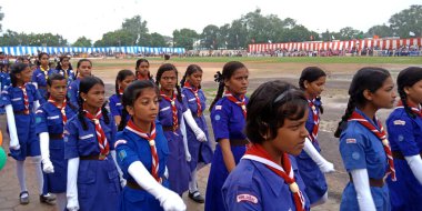 DISTRICT KATNI, INDIA - 15 Ağustos 2019: Bağımsızlık Günü etkinlikleri için şehir çocuk parkındaki geçit törenine katılan Hintli okul izcisi kızlar.