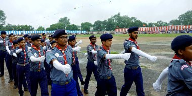 DISTRICT KATNI, INDIA - 15 Ağustos 2019: Bağımsızlık Günü etkinlikleri için şehir çocuk parkındaki geçit törenine katılan Hintli izci rehberleri.