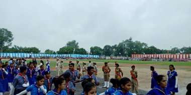 DİSTRİK KATNI, Hindistan - 15 Ağustos 2019: Bağımsızlık Günü 'nde geçit töreni için toplanan Hintli öğrenciler.