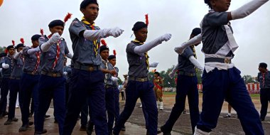 DISTRICT KATNI, INDIA - 15 Ağustos 2019: Bağımsızlık Günü etkinlikleri için şehir çocuk parkındaki geçit törenine katılan Hintli erkek izciler.