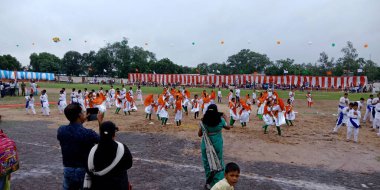 DİSTRİK KATNI, INDIA - 15 Ağustos 2019: Bağımsızlık Günü etkinlikleri için şehir oyun alanında toplanan Hintliler.