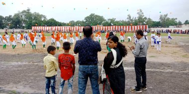 DİSTRİK KATNI, INDIA - 15 Ağustos 2019: Bağımsızlık Günü etkinlikleri için Hintli aileler şehir parkında toplanıyor.