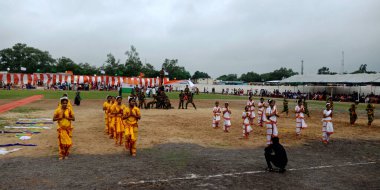 DİSTRİKT KATNI, INDIA - 15 Ağustos 2019: Hintli okul çocukları Ulusal Bağımsızlık Günü etkinlikleri için şehir oyun alanında kültürel etkinlik sergiliyorlar.