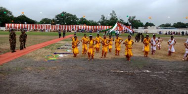 DISTRICT KATNI, INDIA - 15 AĞUSTOS 2019: Hintli okul çocukları ulusal Bağımsızlık Günü etkinlikleri için şehir çocuk parkında kültürel dans gösterisi yapıyorlar.