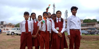 DISTRICT KATNI, Hindistan - 15 Ağustos 2019: Bağımsızlık Günü etkinlikleri için şehir oyun alanında toplanan Hintli okul öğrencileri.