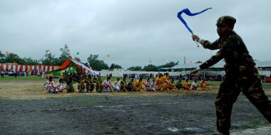 DISTRICT KATNI, INDIA - 15 Ağustos 2019: Bağımsızlık Günü etkinlikleri için şehir parkında mavi bayrak taşıyan ordu üniforması giyen Hintli bir okul çocuğu.