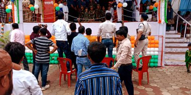 DİSTRİK KATNI, INDIA - 15 Ağustos 2019: Bağımsızlık Günü etkinlikleri için şehir oyun alanında toplanan Hintliler.