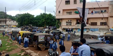 DİSTRİK KATNI, INDIA - 17 AĞUSTOS 2019: Yerdeki ulaşımdan sonra Hint okul çocukları toplanıyor.