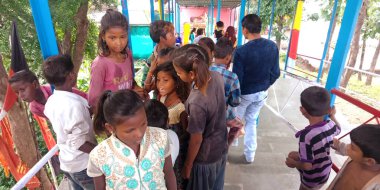 DISTRICT KATNI, Hindistan 10 EKİM 2019: Hindu dini tapınağındaki Hint köyü yoksul dilenciler grubu.