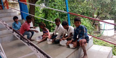 DISTRICT KATNI, INDIA - 10 Ekim 2019: Hindistan köyündeki fakir çocuklar Hindu dini tapınağında dilencilik yapmak için sıraya dizildiler.