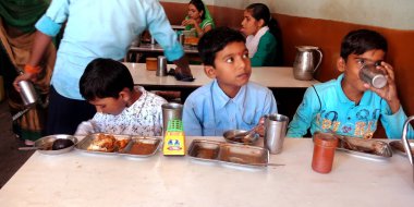 DİSTRİK KATNI, Hindistan - 10 Ekim 2019: Hintli erkek çocuklar küçük restoranda yemek yiyorlar.