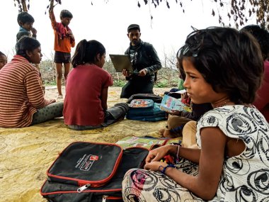 DISTRICT KATNI, INDIA - HAZİRAN 01, 2020: Hindistan devlet okulu fakir çocukları köy açık hava ortamında birlikte okuyorlar.