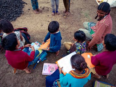 DISTRICT KATNI, INDIA - HAZİRAN 01, 2020: Hindistan devlet okulu fakir çocukları köy açık hava ortamında birlikte okuyorlar.