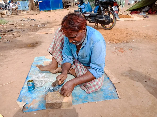 DISTRICT KATNI, INDIA - 21 HAZİRAN 2020: Hintli fakir sanatçı açık alan atölyesinde el işi yapıyor.
