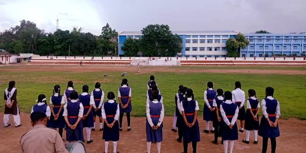 DISTRICT KATNI, INDIA - 15 AĞUSTOS 2019: Bağımsızlık Günü programı sırasında Ormancı Çocuk parkındaki geçit törenine katılan Hintli liseli kızlar.