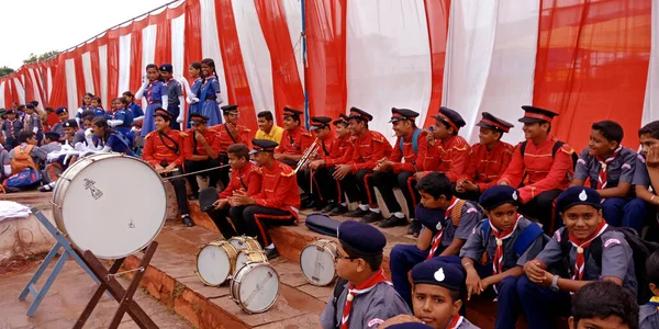 DISTRICT KATNI, INDIA - 15 AĞUSTOS 2019: Ulusal etkinlikler için Forster çocuk parkında davul çalan Hintli öğrenci.