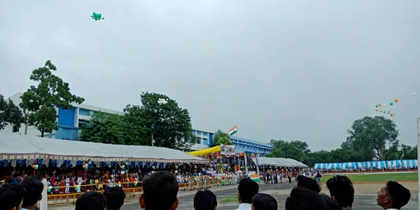 DİSTRİK KATNI, Hindistan - 15 Ağustos 2019: Bağımsızlık Günü etkinlikleri için Hintli okul çocukları şehir parkında toplanıyor.