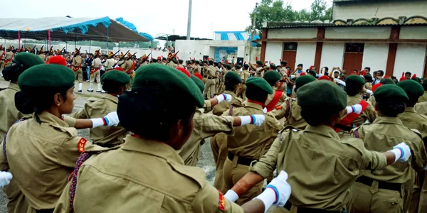 DISTRICT KATNI, INDIA - 15 AĞUSTOS 2019: Hindistan Ulusal Bağımsızlık Günü etkinlikleri için şehir parkında geçit töreni yapan Ulusal Öğrenci Birliği bayanları.