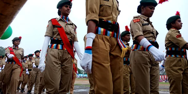 DISTRICT KATNI, INDIA - 15 AĞUSTOS 2019: Ulusal Bağımsızlık Günü etkinlikleri için şehir çocuk parkında geçit töreni için bekleyen Hindistan Ulusal Öğrenci Birliği kızları.