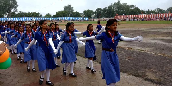 DISTRICT KATNI, INDIA - 15 Ağustos 2019: Hintli okul izcisi kızlar ulusal Bağımsızlık Günü etkinlikleri için şehir çocuk parkında toplandılar.