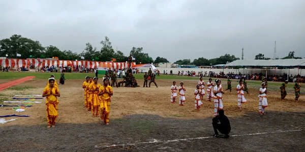 DİSTRİKT KATNI, INDIA - 15 Ağustos 2019: Hintli okul çocukları Ulusal Bağımsızlık Günü etkinlikleri için şehir oyun alanında kültürel etkinlik sergiliyorlar.