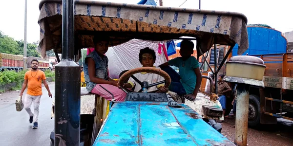 District Katni インド 2019年9月08日 アジアの村の貧しい少年は 年齢の下で道路上のトラクターを運転 — ストック写真