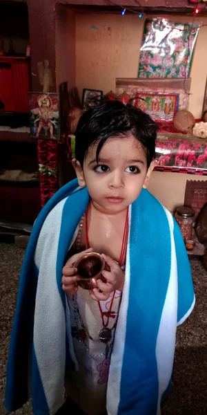 DİSTRİK KATNI, INDIA - HAZİRAN 02, 2020: Hintli küçük şirin bir çocuk Hindu tanrısına tapınmaya gidiyor.