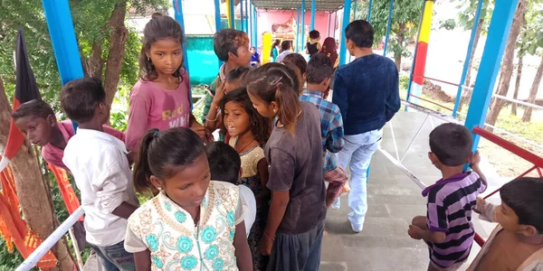 DISTRICT KATNI, Hindistan 10 EKİM 2019: Hindu dini tapınağındaki Hint köyü yoksul dilenciler grubu.