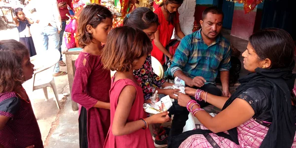 DISTRICT KATNI, INDIA - 10 EKİM 2019: Tapınak caddesinde Hindu halkından dilenen fakir çocuklar.