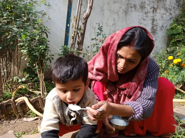 Districto Katni India Enero 2020 Aldea India Pobre Madre Alimentando — Foto de Stock