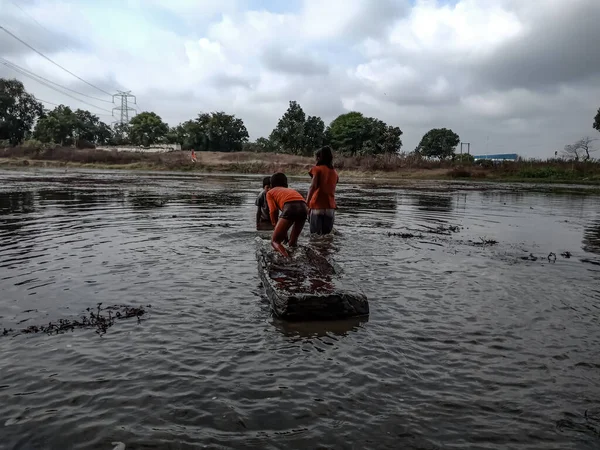 DİSTRİK KATNI, INDIA - HAZİRAN 01, 2020: Asyalı köy balıkçıları akşam vakti su gölünde kayıkla geziyorlar.
