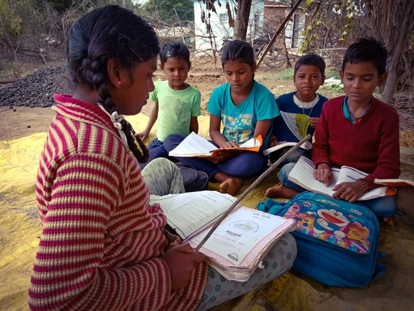DISTRICT KATNI, INDIA - HAZİRAN 01, 2020: Hindistan devlet okulunda fakir bir kız köy çevresindeki çocuklara öğretmenlik yapıyor.