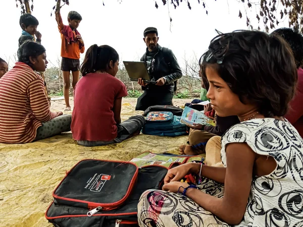 DISTRICT KATNI, INDIA - HAZİRAN 01, 2020: Hindistan devlet okulu fakir çocukları köy açık hava ortamında birlikte okuyorlar.