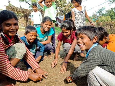 DİSTRİK KATNI, INDIA - HAZİRAN 01, 2020: Asyalı fakir köy çocukları taze ve sağlıklı kırsal çevrede birlikte oynuyorlar.