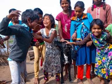 DİSTRİK KATNI, INDIA - HAZİRAN 01, 2020: Asyalı fakir köy çocukları temiz ve sağlıklı kırsal çevrede birlikte savaşıyorlar.