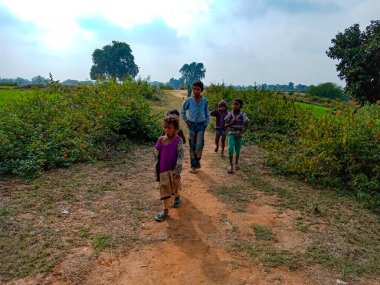 DISTRICT KATNI, INDIA - HAZİRAN 01, 2020: Kırsal kesimden gelen Asyalı fakir köy çocukları grubu.