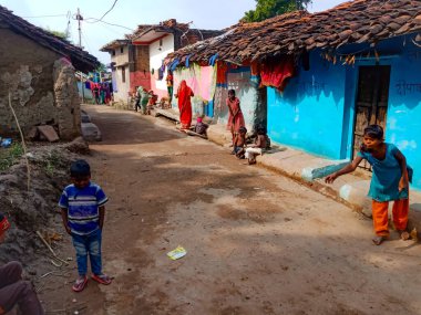 DISTRICT KATNI, INDIA - HAZİRAN 01, 2020: Kırsal kesimde sokakta oynayan Asyalı yoksul köy çocukları.