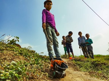 DİSTRİK KATNI, INDIA - HAZİRAN 01, 2020: Kırsal alanda birlikte oynayan Asyalı fakir köy çocukları.