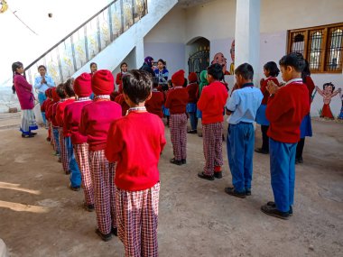 DİSTRİK KATNI, Hindistan - 13 HAZİRAN 2020: Hint köyü öğrencileri açık alanda birlikte dua ediyorlar.