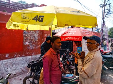 DISTRICT KATNI, INDIA - 12 HAZİRAN 2020: Hindistan mobil ağ satış elemanı yolda promosyon faaliyetleri sırasında sim kart satıyor.