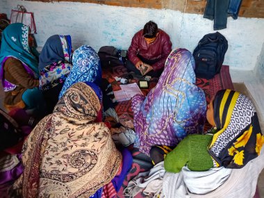 DISTRICT KATNI, INDIA - 16 HAZİRAN 2020: Küçük bir mikro finans kredi geri ödeme prosedürü sırasında birlikte oturan Hint köylü kadın grubu.