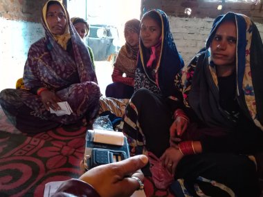 DISTRICT KATNI, INDIA - 16 HAZİRAN 2020: Mikro finansman kredisi için Hint köyü kadın kalabalığı, küçük grup toplantısı programı.